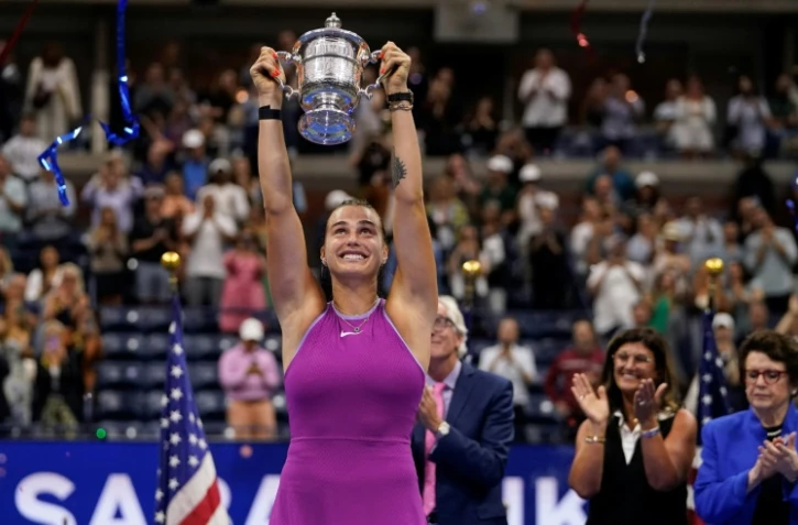 La Bélarusse Aryna Sabalenka soulève le trophée de l'US Open, le 7 septembre 2024 à New York