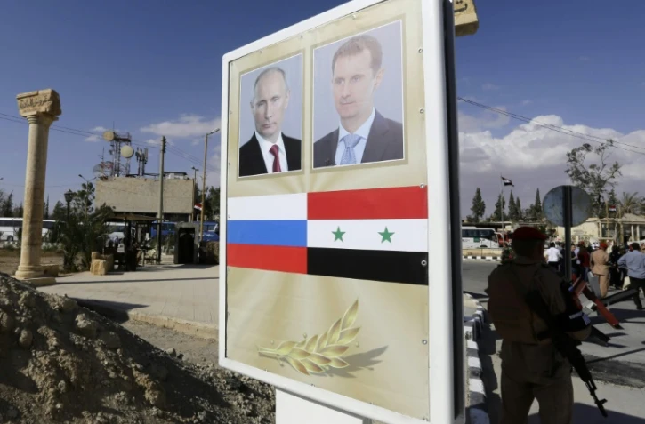 Un panneau avec des portraits du président russe Vladimir Poutine et son homologue syrien Bachar al-Assad à Palmyre, en Syrie, le 6 mai 2016