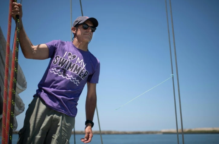 Benoît Lecomte pose pour l'AFP sur son voilier à Choshi au Japon, le 3 juin 2018