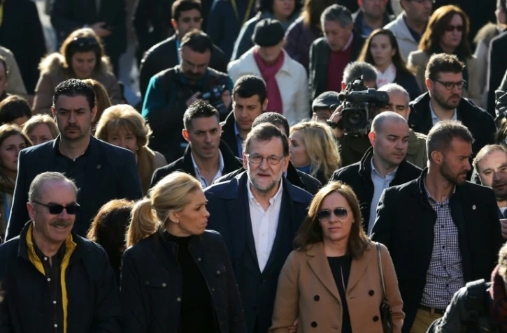Le Premier ministre espagnol Mariano Rajoy au milieu de la foule près d'un bureau de vote à Madrid, le 20 décembre 2015  