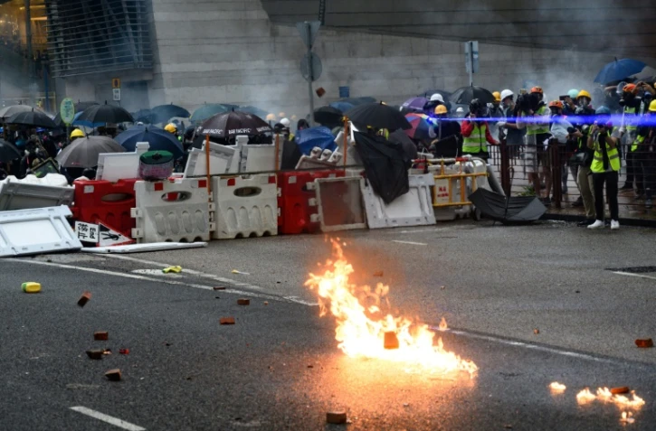 Des policiers tirent des gaz lacrymogènes contre des manifestants à Hong Kong le 25 août 2019