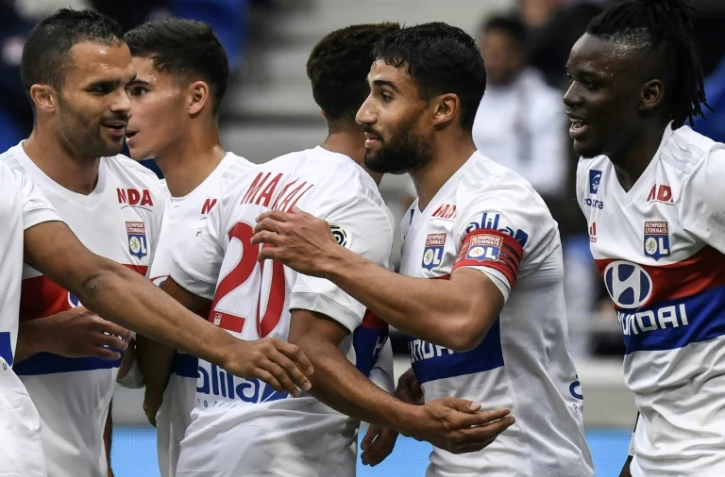 Le milieu de Lyon Nabil Fekir (c) est congratulé par ses équipiers lors du match face au FC Metz, le 29 octobre 2017 à Décines-Charpieu