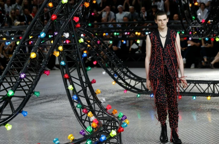 Un mannequin présente une création Dior, le 25 juin 2016 à Paris