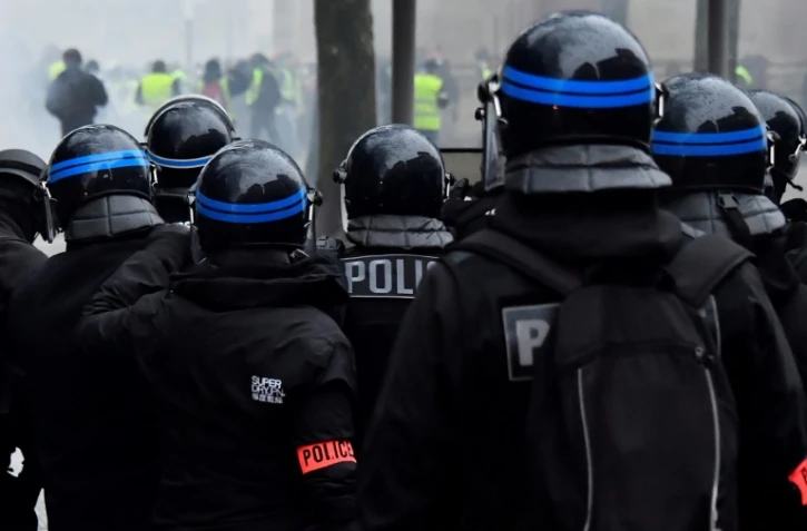 Des policiers face à des "gilets jaunes" lors d'une manifestation à Bordeaux, le 15 décembre 2018