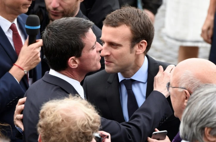 Manuel Valls (g) et Emmanuel Macron à Paris, le 14 juillet 2016