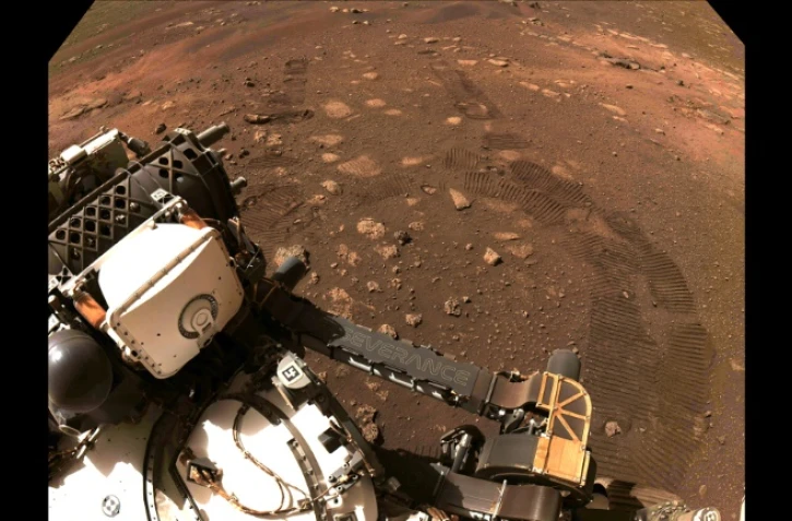 Image fournie par la Nasa le 5 mars 2021 montrant les traces de roues du rover Perseverance qui s'est déplacé de quelques mètres sur Mars