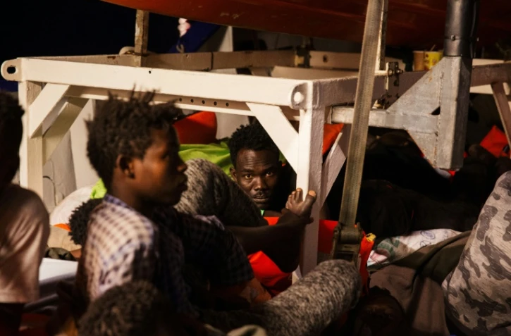 Photo prise et fournie le 25 juin 2018 par l'ONG allemande Mission Lifeline montrant des migrants à bord du navire humanitaire Lifeline au large de Malte 