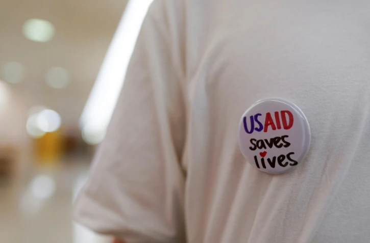 Un badge "USAID sauve des vies", porté par un ancien employé fédéral, à Washington, le 24 juin 2025