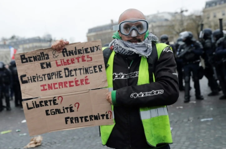 Un "gilet jaune" soutenant Dettinger, à Paris, le 12 janvier 2019