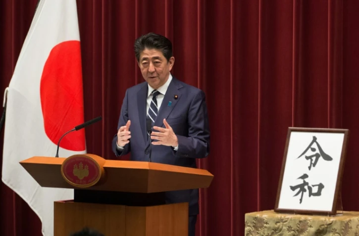 Le Premier ministre japonais Shinzo Abe donne une conférence de presse pour expliquer le sens de "Reiwa", le nom de la nouvelle ère impériale au Japon, le 1er avril 2019 à Tokyo