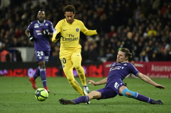 La star du PSG Neymar échappe au tacle du Toulousain Yannick Cahuzac, le 10 février 2018 au Stadium de Toulouse 