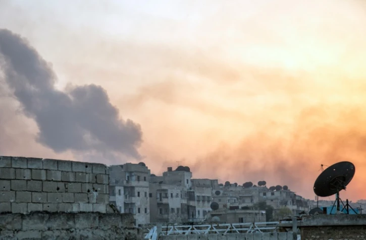 Une épaisse fumée s'échappe du quartier de Dahiyet al-Assad, à Alep, après une attaque de rebelles sur des forces du régime syrien, le 29 octobre 2016