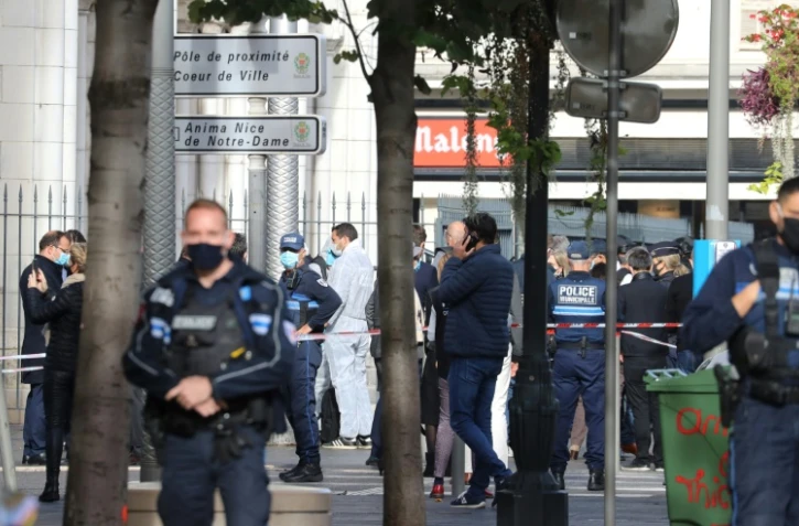 Des policiers sur les lieux d'une attaque au couteau, le 29 octobre 2020 à Nice