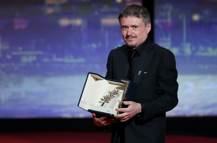 Cristian Mungiu remporte la Palme d'Or pour le film Fjord lors de la cérémonie de clôture de la 79e édition du Festival de Cannes, le 23 mai 2026