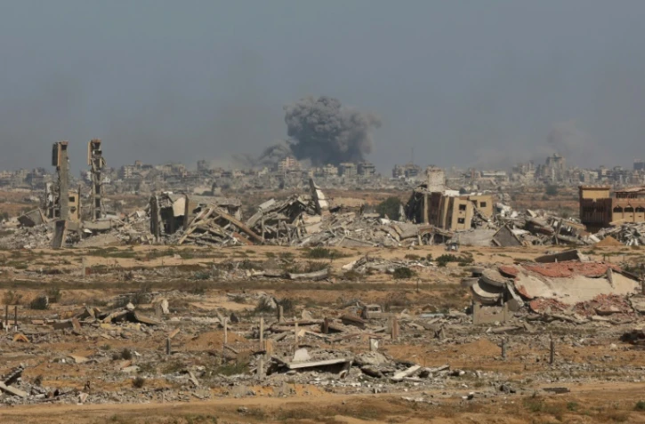 Une colonne de fumée s'élève au dessus de la ville de Gaza après une frappe israélienne, le 2 octobre 2025