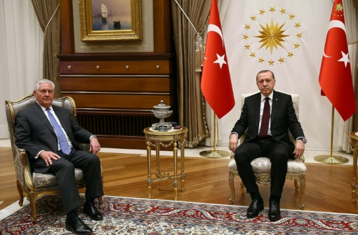 Une photographie fournie par les services de presse de la présidence turque, montrant Recep Tayyip Erdogan (D), au côté du chef de la diplomatie américaine Rex Tillerson, à Ankara, le 15 février 2018