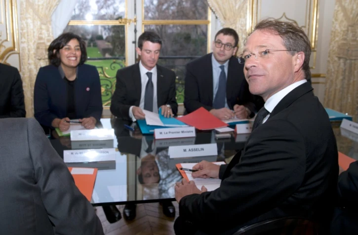 François Asselin (d), président de la CGPME, le 11 janvier 2016 lors d'une rencontre avec le Premier ministre Manuel Valls (c) et la ministre du Travail, Myriam El Khomri (g), à Matignon