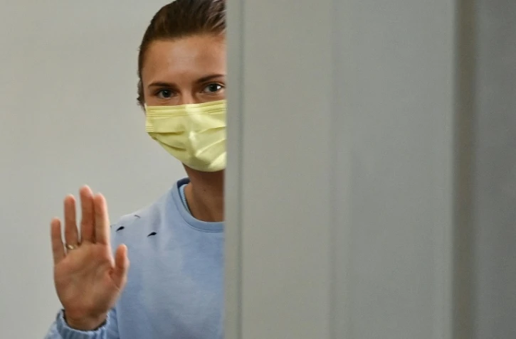 L'athlète bélarusse Krystsina Tsimanouskaya dit au revoir au moment de monter à bord de son vol Tokyo-Vienne le 4 août 2021