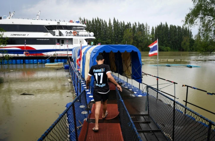 Un employé se rend sur un ferry vide, après la suspension des liaisons avec les îles du golfe de Thaïlande à l'approche de la tempête Pabuk, dans la province thaïlandaise de Surat Thani, le 4 janvier 2019