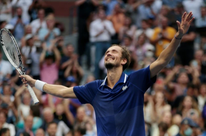 Le Russe Daniil Medvedev célèbre sa victoire contre Novak Djokovic en finale de l'US Open, le 12 septembre 2021 à New York