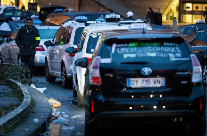 Rassemblement de taxis le 28 janvier 2016 Porte Maillot Ă Paris