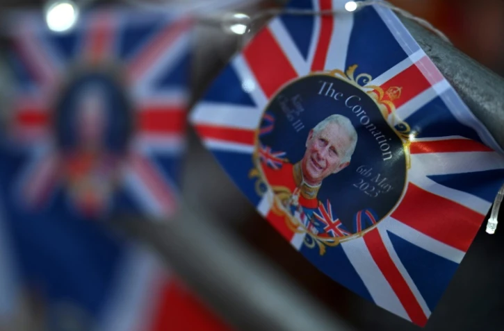 Des fanions accrochés sur The Mall, sur le parcours du cortège du couronnement, le 4 mai 2023 près de Buckingham Palace à Londres