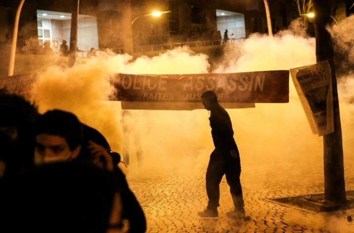 Incidents lors d'un rassemblement devant le commissariat du 19 ème arrondissement le 28 mars 2017 à Paris après la mort d'un Chinois tué par un policier