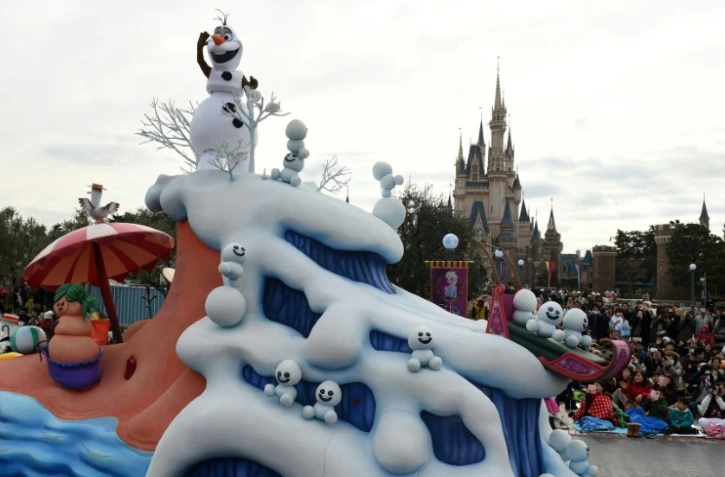 Olaf, ici en statue à Disneyland à Tokyo, a fait fondre le coeur des enfants