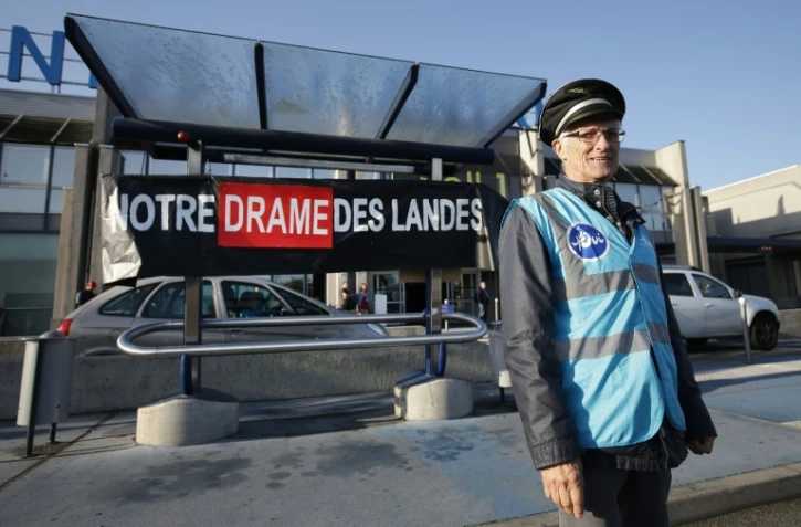 Des manifestants favorables au projet d'aéroport à Notre-Dame-des-Landes, manifestent sur le site de l'actuel aéroport de Nantes à Bouguenais, 14 octobre 2017