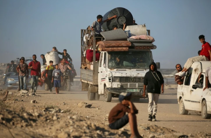 Des Palestiniens en route pour Gaza-ville, à Nousseirat, dans le centre de la bande de Gaza, le 11 octobre 2025
