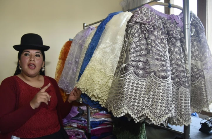 La créatrice bolivienne Eliana Paco dans son atelier lors d'une interview avec l'AFP, le 5 octobre 2016