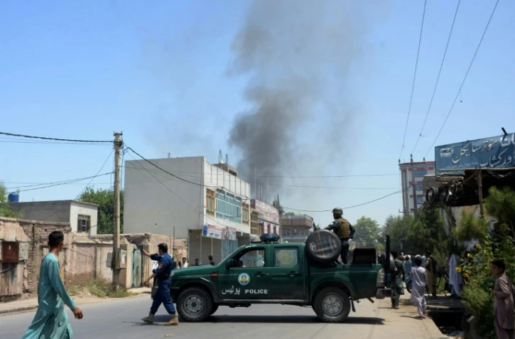 Les forces de sécurité bloquent une rue près du lieu d'une attaque à Jalalabad (nord-est de l'Afghanistan) le 31 juillet 2018. 
