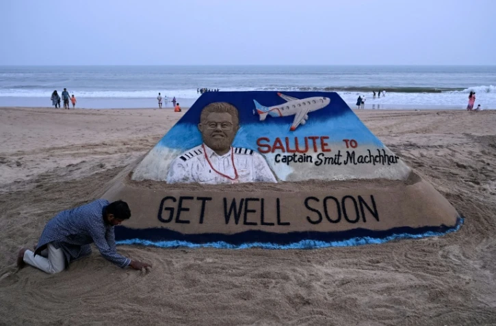 L'artiste indien Sudarsan Pattnaix rend hommage avec une sculpture de sable au pilote indien de Flydubai Smit Machchhar, le 1er octobre 2026 à Puri, en Inde