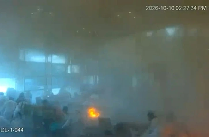 Capture d'écran tirée d'images de vidéosurveillance, diffusée par le ministère saoudien des Médias, le 11 octobre 2026, montrant l'aéroport international de Ryad touché par une frappe houthie, le 10 octobre 2026