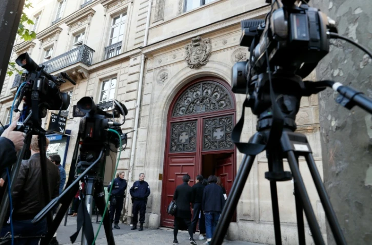 Des journalistes et des policiers le 3 octobre 2016 devant la résidence rue Tronchet près de la Madeleine, où Kim Kardashian a été braquée
