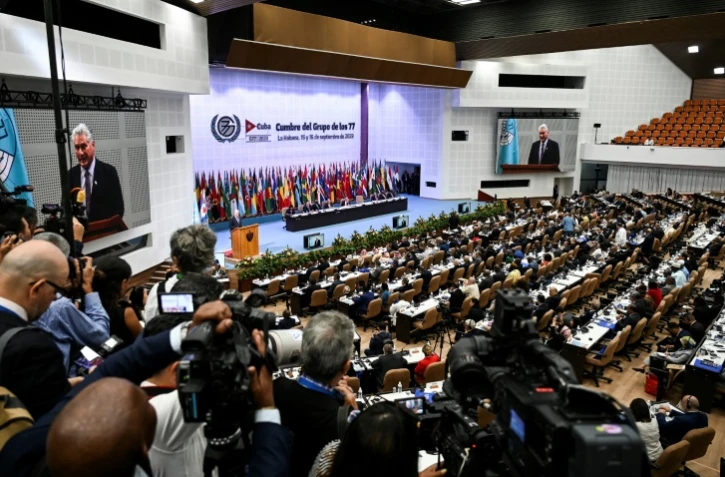 Le président cubain Miguel Diaz-Canel (G) s'exprime à l'ouverture du Sommet du G77+Chine au Palais des conventions à La Havane, le 15 septembre 2023