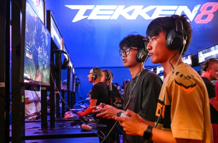 Des visiteurs jouent à Tekken 8 au salon professionnel du jeu vidéo Gamescom, le 24 août 2023 à Cologne