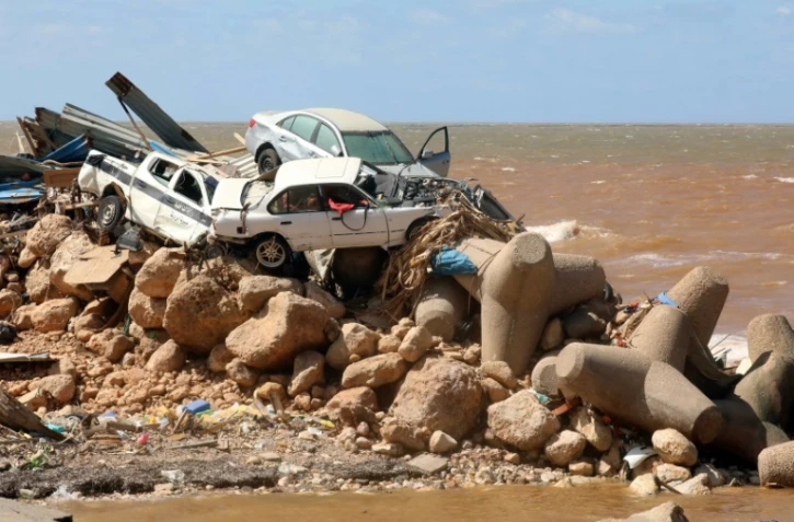 Des voitures empliées sur des brise-vagues lors des inondations provoquées par la tempête Daniel, le 14 septembre 2023 à Derna, en Libye