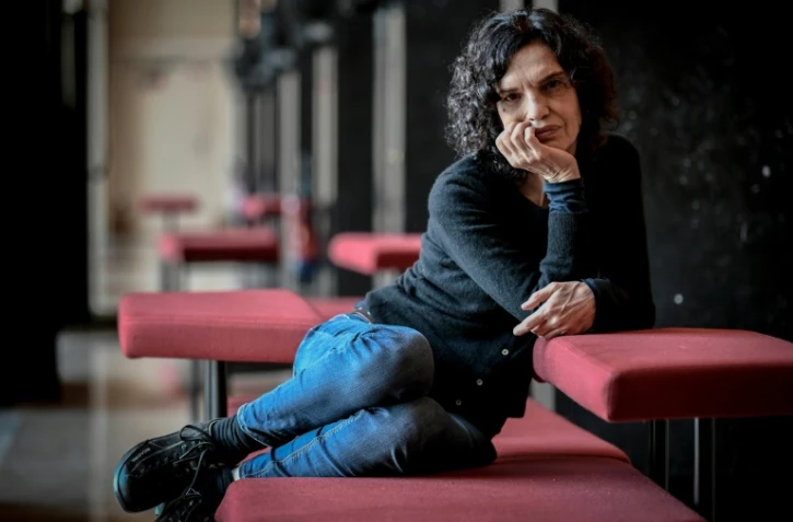 La chorégraphe brésilienne Lia Rodrigues pose lors d'une séance photo au Théâtre National de Chaillot à Paris le 29 novembre 2021