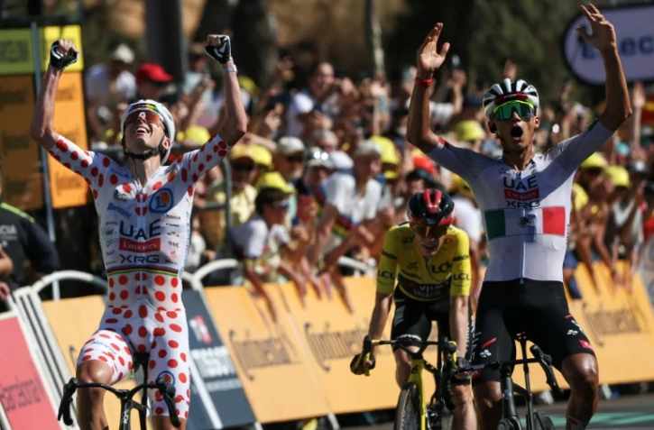 Isaac Del Toro (D) et son leader Tadej Pogacar (G) célèbrent la victoire du Mexicain à l'arrivée de la 2e étape du Tour de France, le 5 juillet 2026 à Barcelone