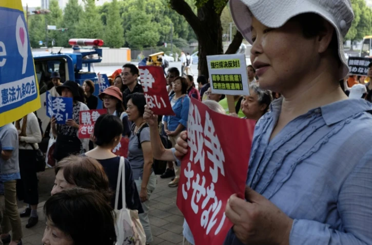 Des manifestants protestent contre les lois élargissant le rôle de l'armée, le 19 septembre 2015 à Tokyo