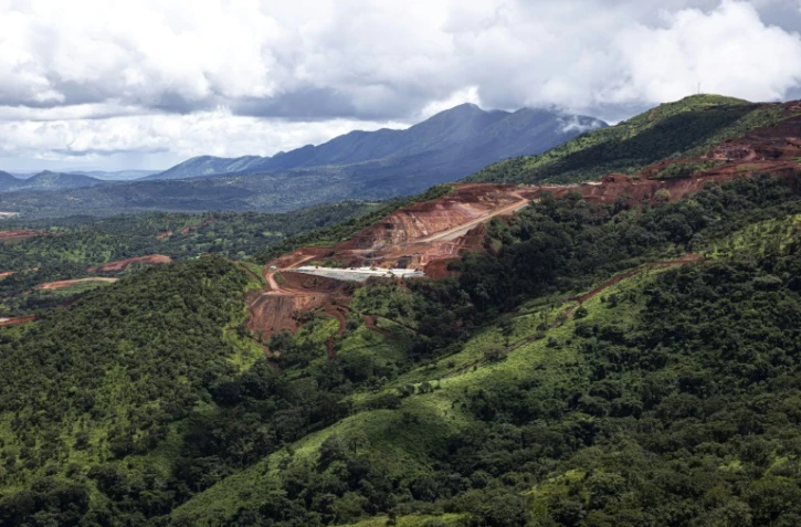 Vue aérienne de la mine de SimFer, dans la chaîne de montagne de Simandou en Guinée, le 2 septembre 2025