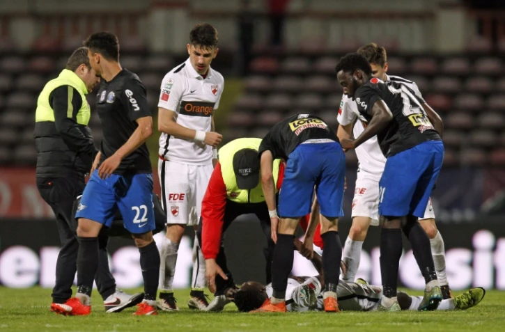 Le Camerounais Patrick Ekeng (au sol) après un malaise lors du match entre son équipe le Dinamo Bucarest et le Viitorul Constanta, le 6 mai 2016 à Bucarest