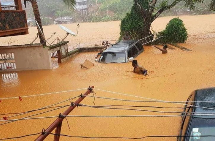 Photographie fournie par l'ONG "Society 4 climate change communication Sierra Leone", montrant des rues inondées à Regent, près de Freetown en Sierra Leone, le 14 août 2017