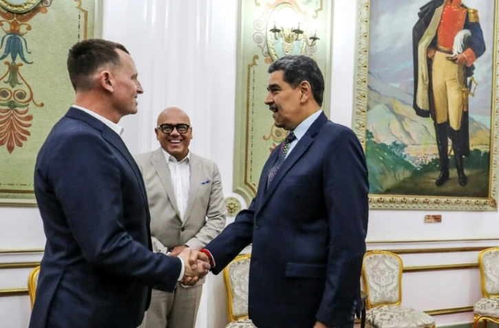 Photo diffusée par la présidence du Venezuela, le 31 janvier 2025, du président vénézuélien Nicolas Maduro accueillant Richard Grenell, l'émissaire du président américain Donald Trump, au palais de Miraflores, à Caracas