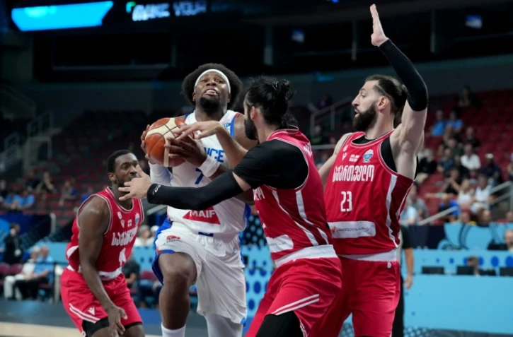 Le capitaine des Bleus Guerschon Yabusele pris en étau dans la défense géorgienne, lors des 8e de finale de l'Euro de basket, le 7 septembre 2025 à Riga