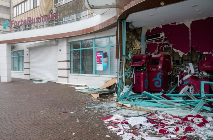 Une banque détruite par les émeutes à Almaty, capitale du Kazakhstan, photographiée le 8 janvier 2022