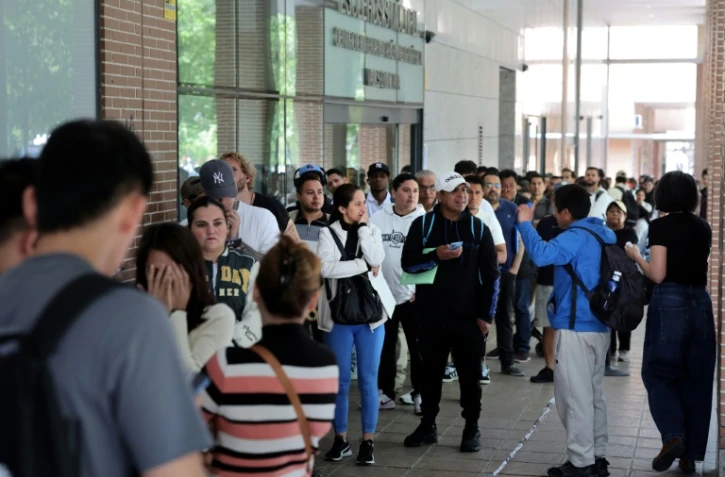 Des personnes font la queue pour entrer dans les locaux de la Commission espagnole d'aide aux réfugiés (CEAR) à Madrid, en Espagne, le 22 avril 2026