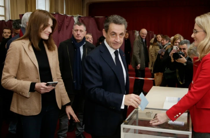 Nicolas Sarkozy et son épouse Carla Bruni dans un bureau de vote du 16 arrondissement le 13 décembre 2015 à Paris 