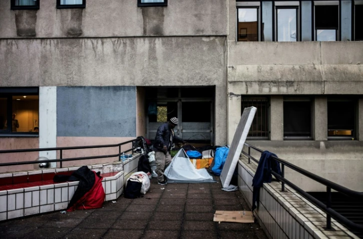 Un migrant installe une tente dans une rue de Lyon, le 7 novembre 20178